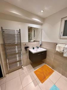 拉罗什-阿登Nocturno的带淋浴和白色盥洗盆的浴室