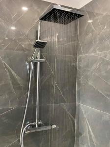 阿依纳帕Napa Court 2的浴室内配有淋浴和头顶淋浴
