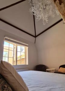 代尔夫特Appartement Mes Amis Delft的卧室配有白色的床和窗户。
