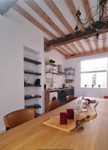 代尔夫特Appartement Mes Amis Delft的厨房以及带木桌的用餐室。