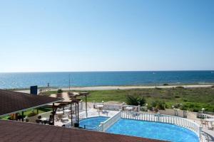 卡纳里奥卡特琳娜酒店的享有游泳池和大海的景色