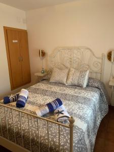 滨海比拉萨尔CASA la PAU的一间卧室配有带毛巾的床