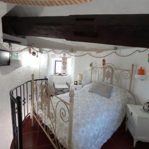 CadavalMoinho da Amélia的卧室配有白色的床和桌子