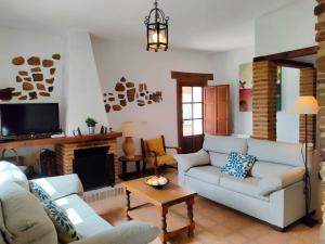 蒙地卡罗Villa Huerta Nacimiento的带沙发和壁炉的客厅