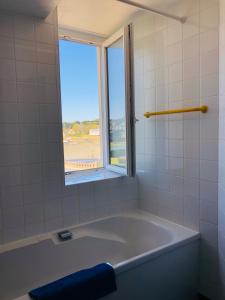 佩罗斯-吉雷克L'Albatros的带浴缸的浴室和窗户
