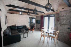 托尔斯港Luxury Cottage in Tórshavn的客厅配有沙发和桌子