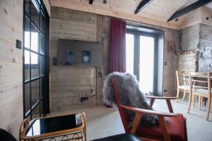 托尔斯港Luxury Cottage in Tórshavn的客厅配有椅子、电视和窗户。