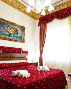 伊格莱西亚斯Euro Hotel Iglesias的一间卧室配有红色的床和毛巾