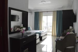 开罗Nile View Inn的酒店客房设有带大镜子的客厅