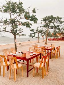 格卢市社天南酒店的海滩上的一组桌椅