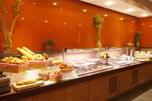 阿拉木图阿拉木图智选假日酒店的包含多种不同食物的自助餐