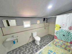 Nong Kung Si逸迪寄宿家庭的一间带卫生间和水槽的浴室