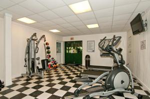 Mount AirySpring Gulch Screened Park Model 7的健身房设有两个跑步机和两个椭圆机