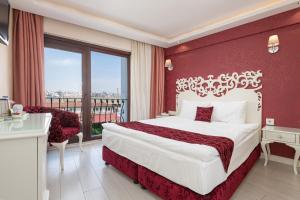 伊斯坦布尔梦幻博斯普鲁斯酒店的酒店客房设有一张床和一个阳台。
