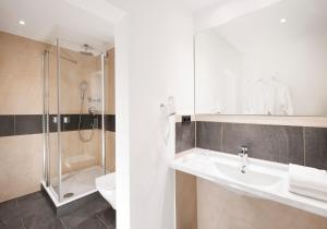 巴尔特鲁姆斯塔瑞德霍夫酒店的一间带水槽、淋浴和卫生间的浴室