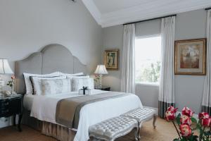 帕尔光之家精品套房酒店的一间卧室设有一张大床和一个窗户。