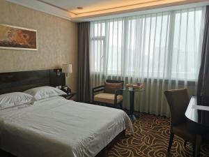 广州华师大厦酒店（原华师粤海酒店）的酒店的客房 - 带一张床、椅子和窗户