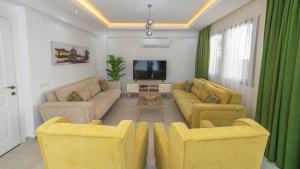 费特希耶Hisar 3 - Holiday Villa in Hisaronu的客厅配有两张沙发和一台电视机