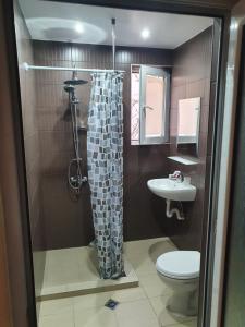 布尔加斯Family Hotel Lazuren Briag的带淋浴、卫生间和盥洗盆的浴室