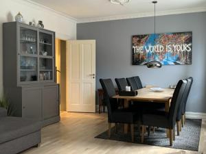 哥本哈根ApartmentInCopenhagen Apartment 720的一间带桌椅的用餐室