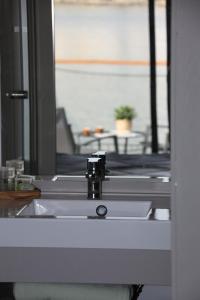 格吕桑Les Ilots de Gruissan的浴室水槽和镜子前的水龙头