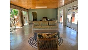NkwaliniMatatane Camp的客厅配有沙发和桌子