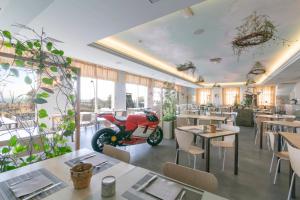 里米尼里米尼科拉洛酒店的墙上有摩托车的餐厅