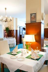 巴特瑙海姆斯浦特尔酒店的配有桌椅和台灯的房间