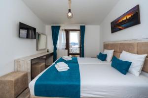 苏沙尼Altea的一间卧室配有一张带蓝白色床单的大床