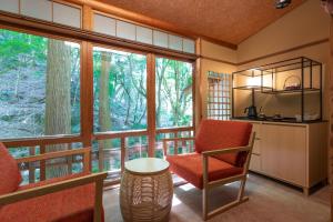 奈良月日亭酒店的一间带椅子和窗户的房间