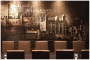 伦敦伦敦塔山一号汽车旅馆的一间房间,配有椅子和一座建筑的壁画