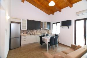 特罗佩阿Villa Giusi的厨房配有桌椅和冰箱。