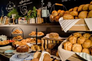 曼彻斯特曼彻斯特皮卡迪利汽车旅馆一号的面包店,展示着许多面包和糕点