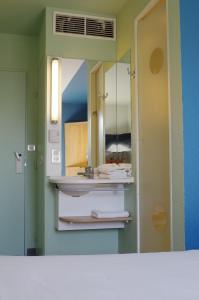 纳博讷东纳博恩宜必思快捷酒店的一间带水槽和镜子的浴室