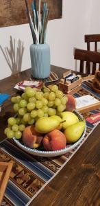 加埃塔Nomad B&B的桌子上一盘水果