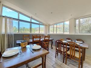 韦纳科阿古因格塔住宿加早餐旅馆的用餐室设有桌椅和窗户。