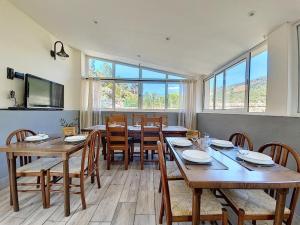 韦纳科阿古因格塔住宿加早餐旅馆的用餐室配有木桌和椅子