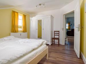 宾茨Villa Binz - Apt. 03的卧室配有一张白色大床