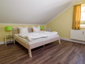 宾茨Villa Binz - Apt. 03的一间卧室配有带白色床单和枕头的床。