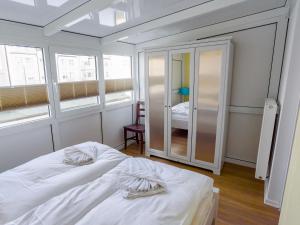 宾茨Villa Binz - Apt. 02的卧室配有白色的床和2扇窗户。