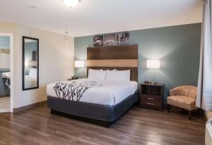 Sleep Inn & Suites Columbus next to Fort Moore客房内的一张或多张床位