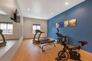 Comfort Inn & Suites Euless DFW West的健身中心和/或健身设施