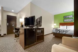 Sleep Inn & Suites Omaha Airport的电视和/或娱乐中心