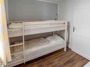 宾茨Villa Binz - Apt. 01的一间卧室配有两张双层床。