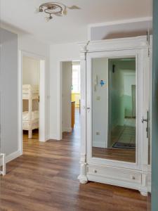 宾茨Villa Binz - Apt. 01的一间客厅,客厅内配有大镜子