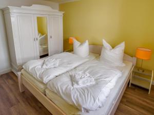 宾茨Villa Binz - Apt. 01的白色的床、白色床单和枕头