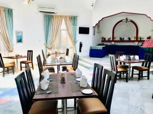 Al ‘Aqar雅巴尔艾赫代尔酒店的用餐室配有桌椅和1张床