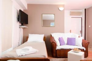 杜布罗夫尼克库克旅馆的小房间配有沙发和椅子