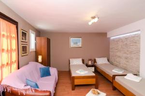 杜布罗夫尼克库克旅馆的客厅配有沙发、一张床和椅子