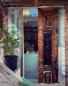 法鲁Casa da Madalena Backpackers Hostel的通往植物房屋的敞开的门